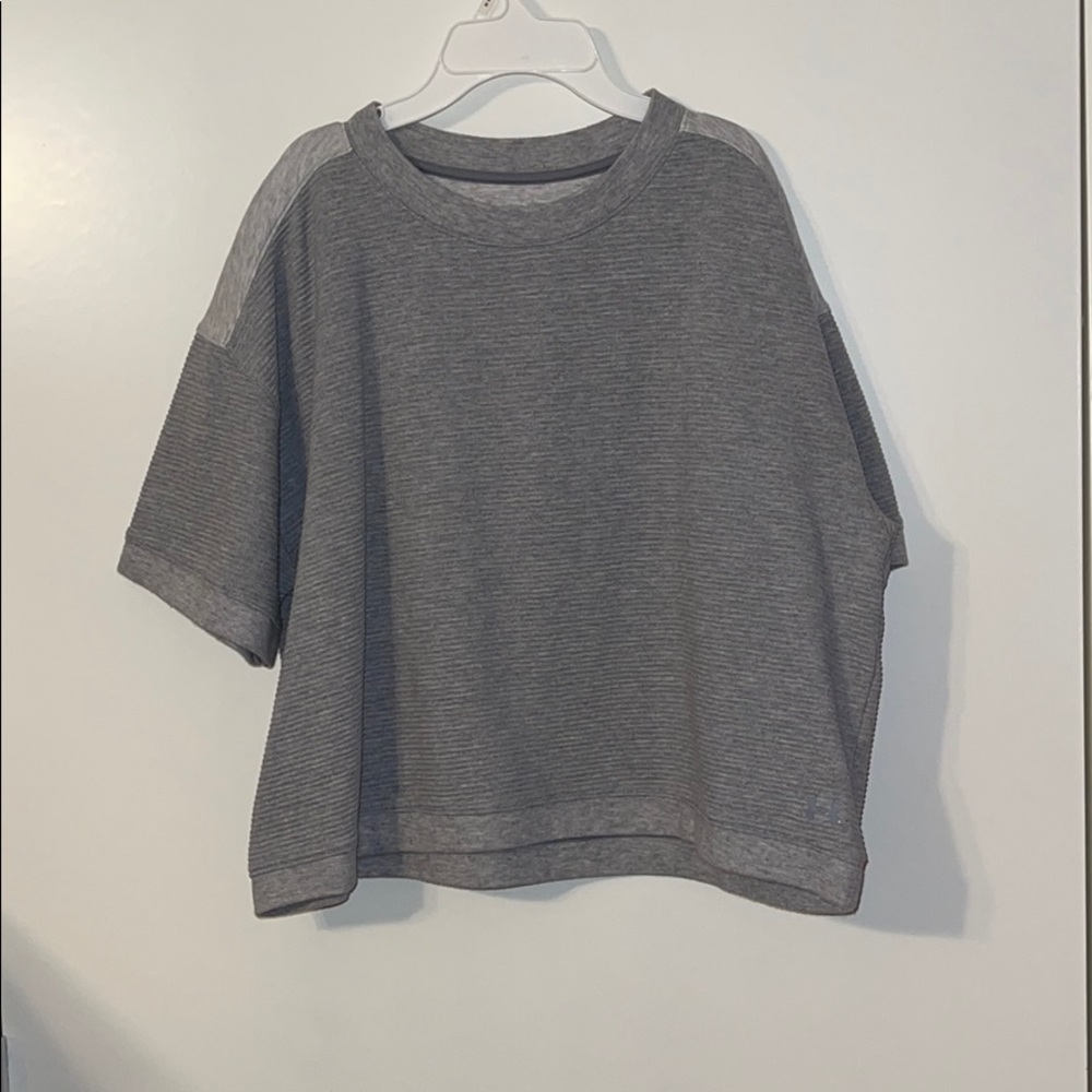 Loose Under Armour Short Sleeve top
